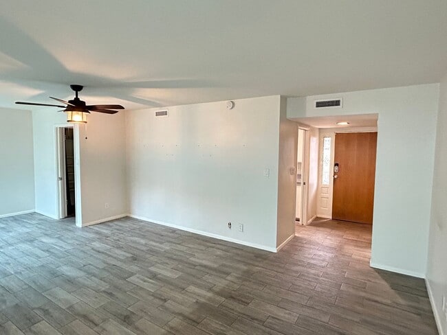Building Photo - North Central 3 bed 2 bath