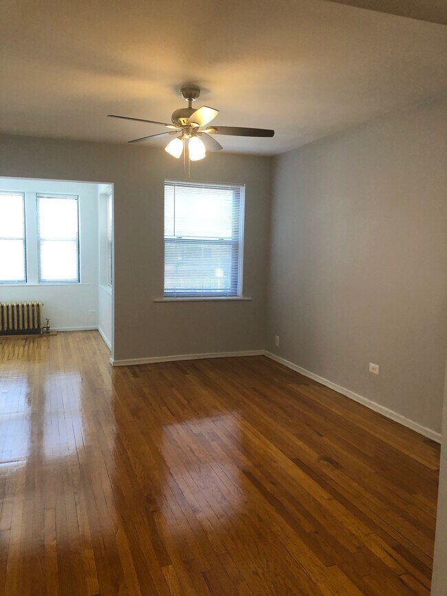 Living Room / Sun Room - 4451 N Drake Ave