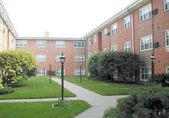 Primary Photo - 2349 W Jarvis Ave