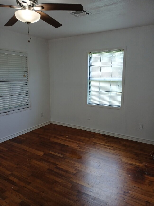 Foto del edificio - 1802 N Avenue Q