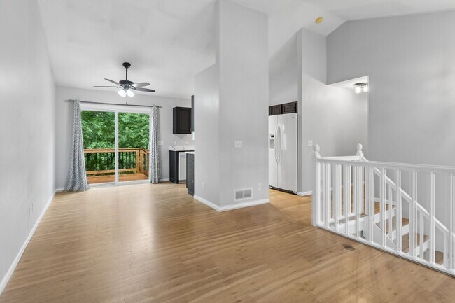 Foto del edificio - 3 Bedroom home with massive deck!