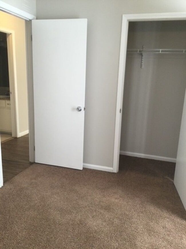Building Photo - Shanna Ct. 804-806**DALE