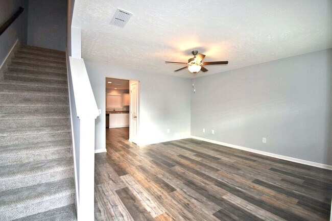 Building Photo - Lovely 2BR/2.5BA townhome by MTSU!