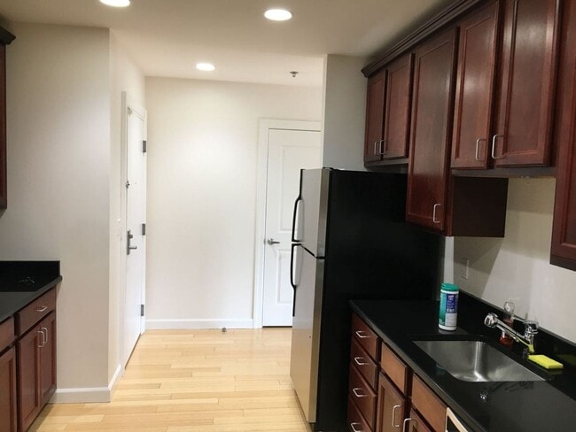 Building Photo - GREAT 2Br/2Bth in modern building. Central Air. Laundry in unit!