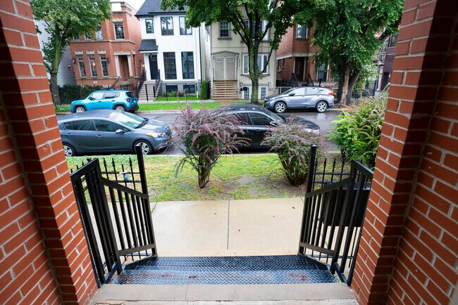 Foto del edificio - 2416 N Greenview Ave
