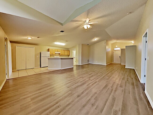 Building Photo - 305 Three Oaks Dr