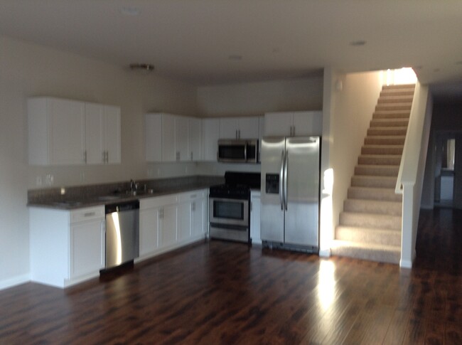 Open concept kitchen - 866 Lawrence Dr