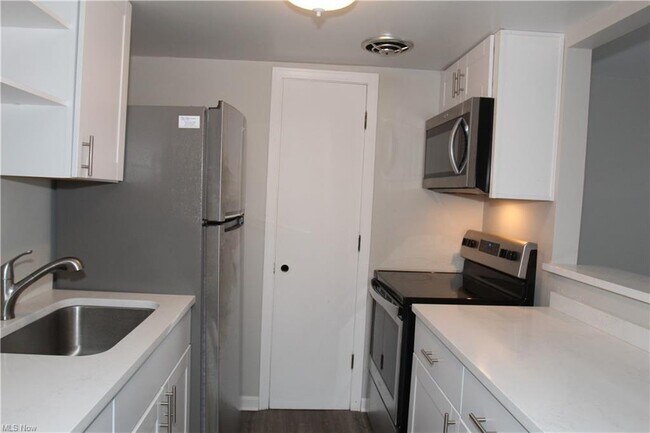 Building Photo - 6910 Carriage Hill Dr