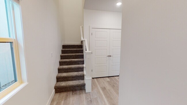 Building Photo - 497 S Deep Creek Dr