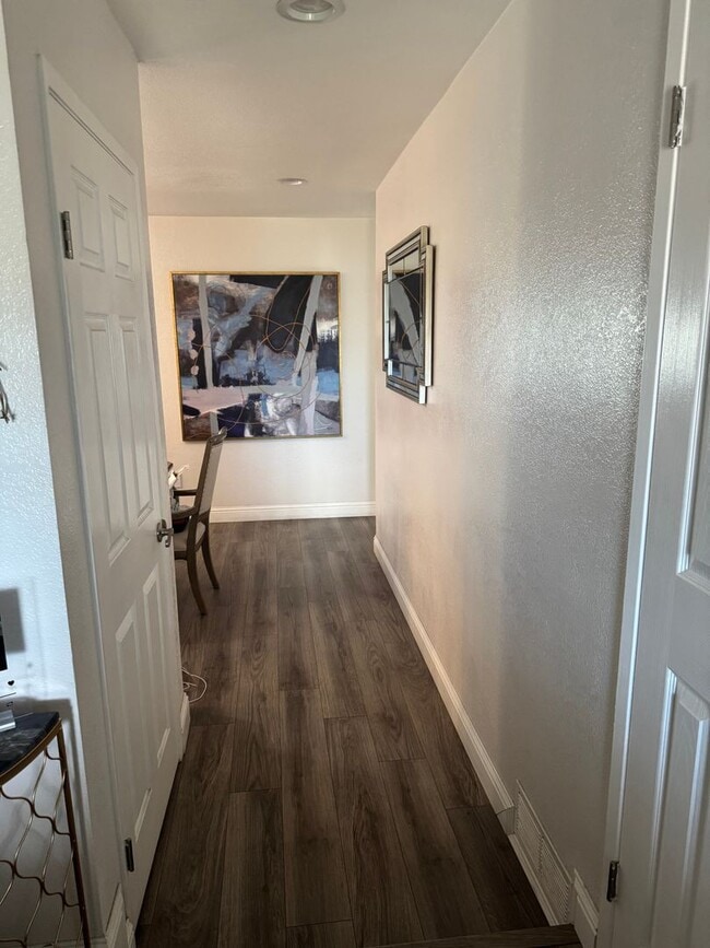 Building Photo - Spacious 3 Bedroom 2 Bath with a Den and Fireplace!