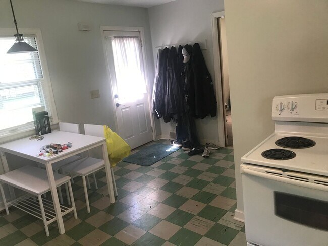 Building Photo - $700.00 1 Bedroom Studio