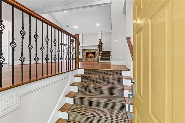 Building Photo - 2420 Castle Ln NE