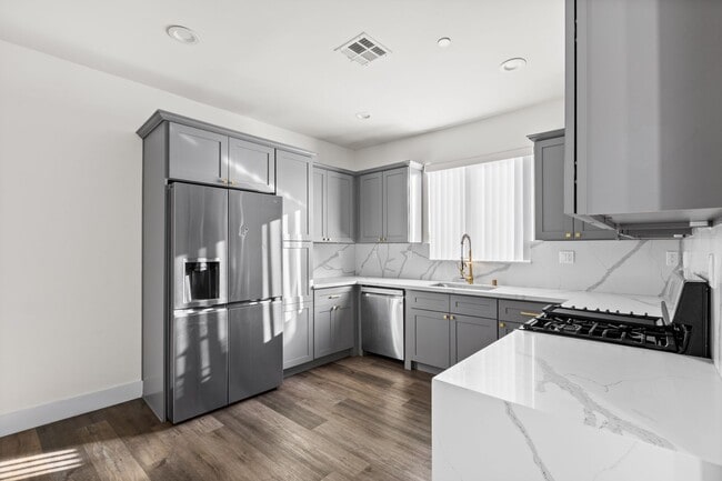 Building Photo - A beautifully designed and renovated 4 bed / 4 1/2 bath townhome located in the desirable Sawtell...