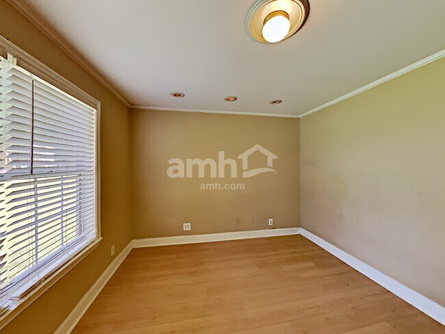 Building Photo - 4224 Zephyrhills Dr NW