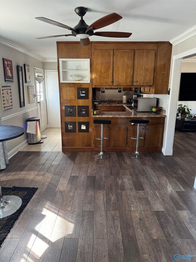 Building Photo - 402 Gilmore St