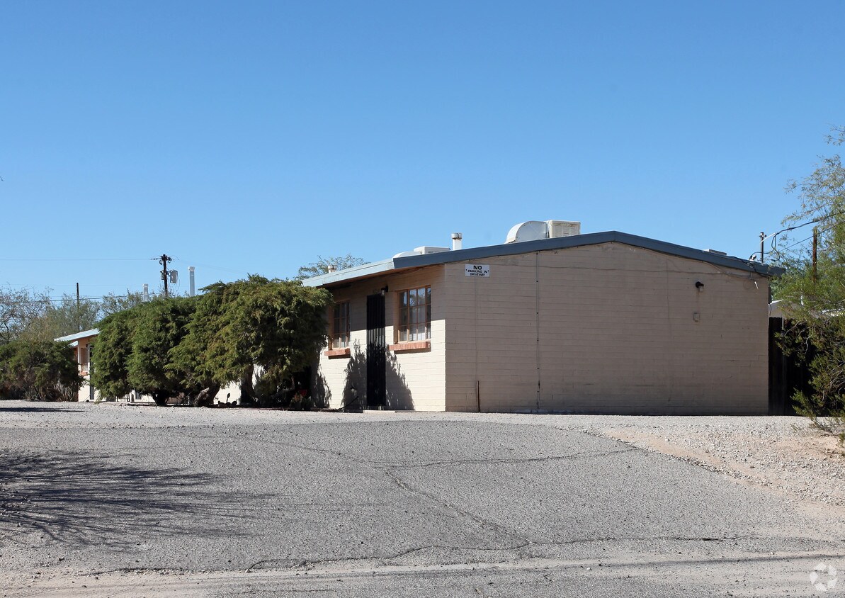 Primary Photo - 2937-2945 N Flanwill Blvd