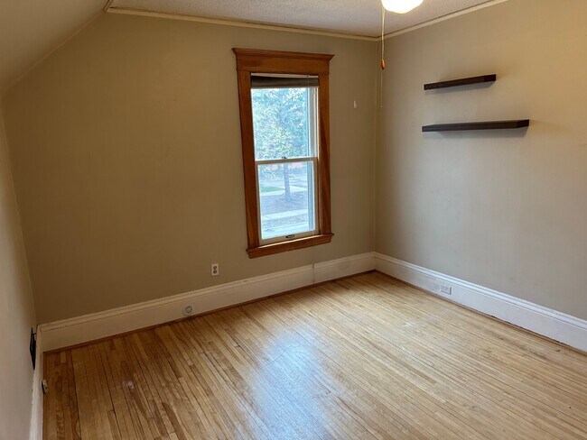Dormitorio 2 en la planta superior - 3113 Garfield Ave