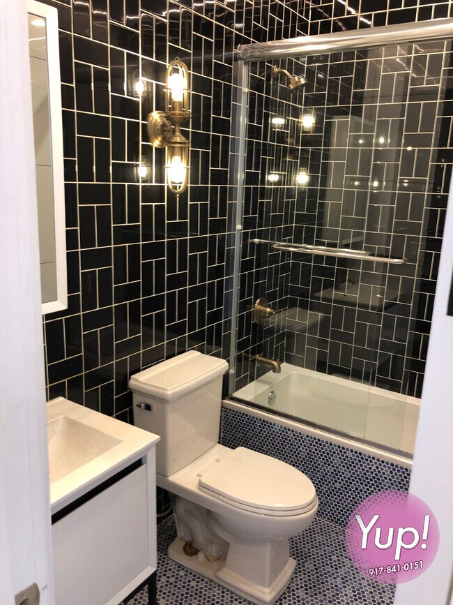 Fully tiled bathroom - 50 Starr St