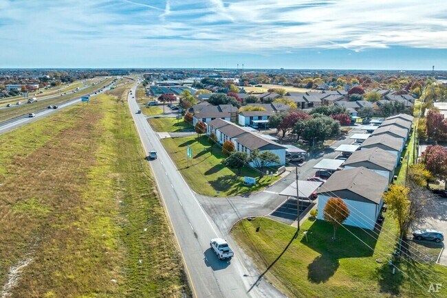 Foto del edificio - Your Charming 2/1 Apartment in Waxahachie Awaits - Perfect for a Small Family or Remote Worker! A...