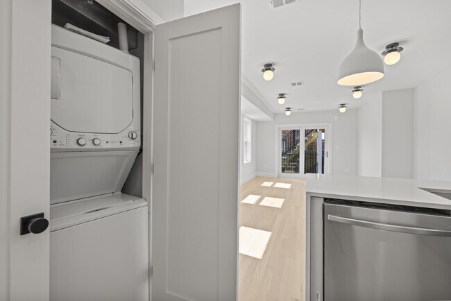 Building Photo - 22 Paris St