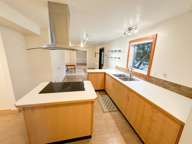 Building Photo - 429 N 61st St