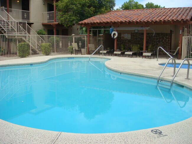 Foto del edificio - 3357 N Country Club Rd