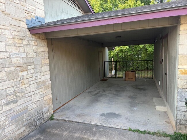 Foto del edificio - 704 Greenmeadow Dr