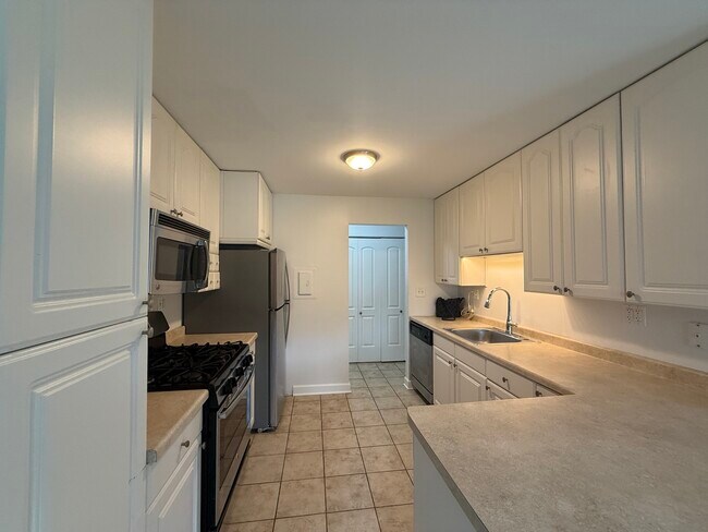 Foto del edificio - 946 E Old Willow Rd