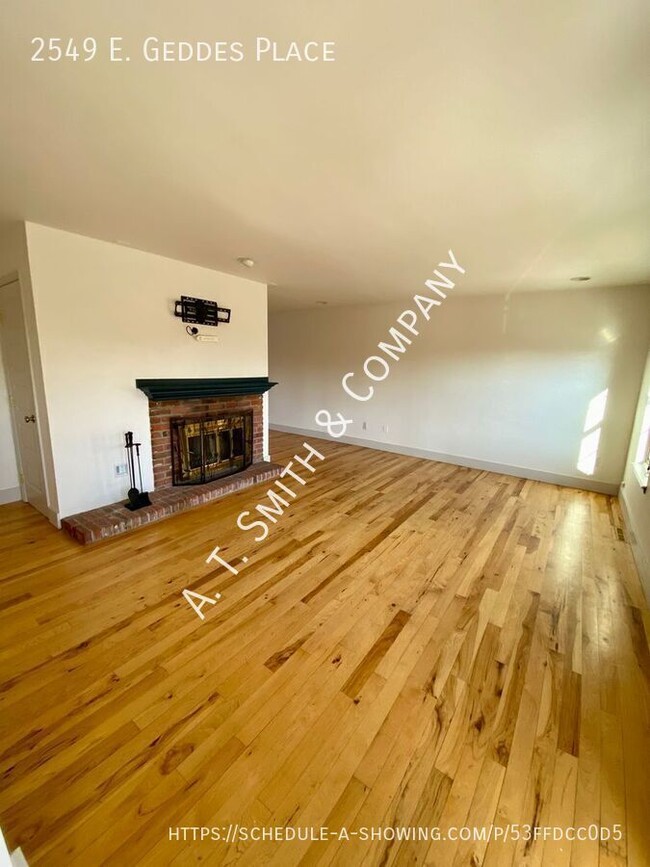 Building Photo - Threebedroom, Two+bathroom Townhouse Locat...