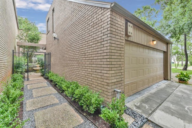 Building Photo - 11553 Riverview Dr
