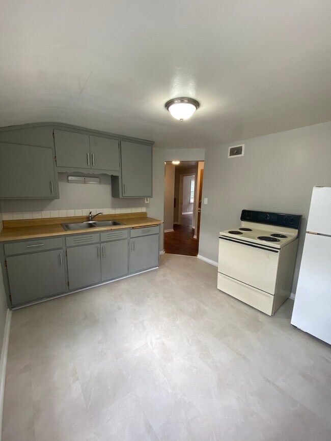 Kitchen - 3809 N 39th St