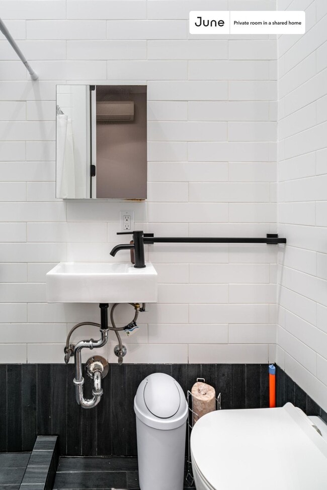 Building Photo - Room in Shared 6 bed/6.5 bath home