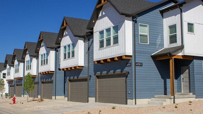 A row of thoughtfully designed RailRunner townhomes. - Railrunner Townhomes