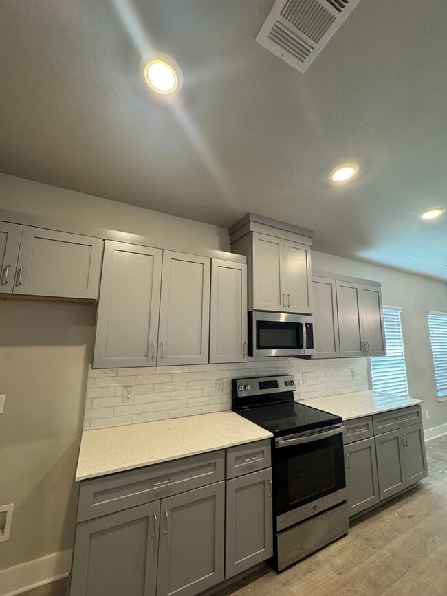 Building Photo - MOVE IN READY - 3/2/2 - GODLEY ISD