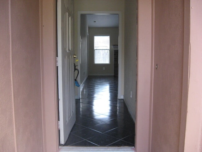 Building Photo - 2822 Vancouver Dr