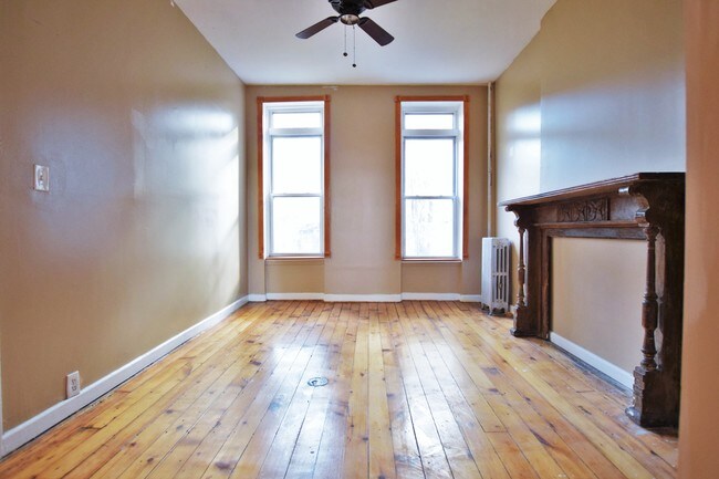 Building Photo - 484 Monroe St