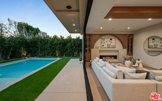 Foto del edificio - 565 Toyopa Dr