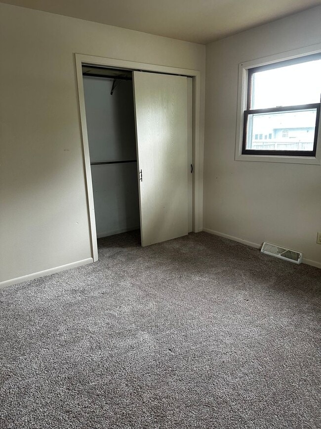 Building Photo - 1837-1837 Post Rd