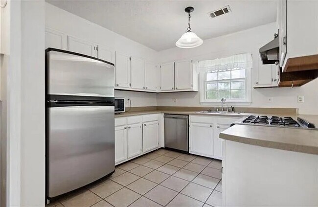 Building Photo - Room in House on Brooks Dr