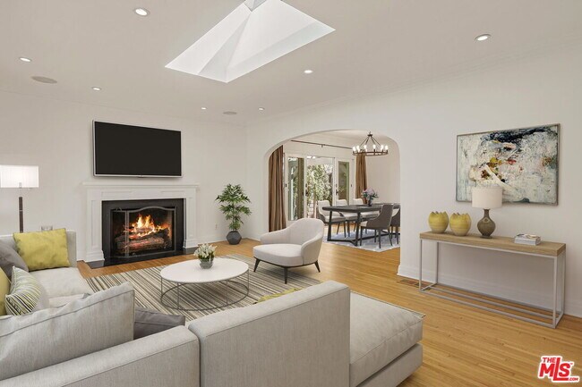 Building Photo - 10756 Wellworth Ave