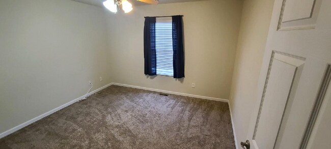 Building Photo - 915 Alta Mae St