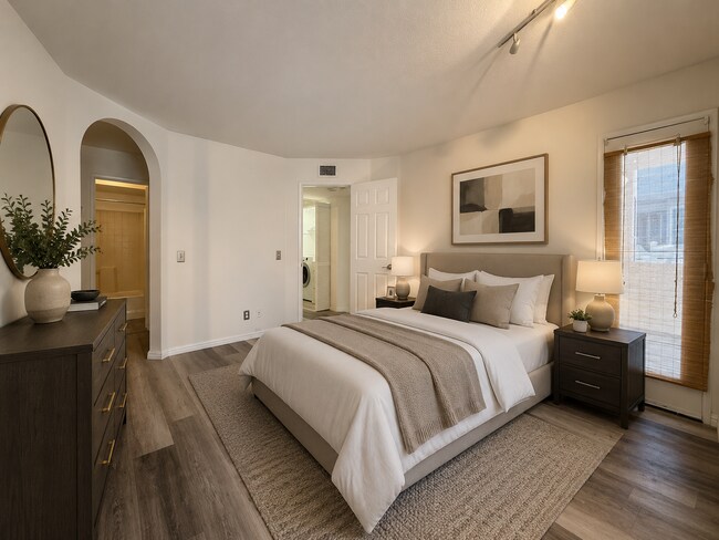 Foto del edificio - Spacious 2 BED 2 BATH Condo! Two-Car Tandem Garage! Central AC! In Unit Washer/Dryer!