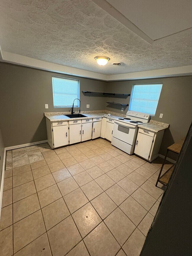 Building Photo - Knoxville 37912 - 3 bedroom, 1 bath home -...
