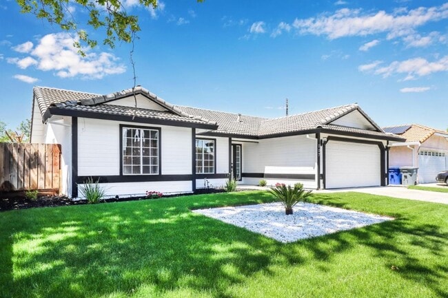 Building Photo - Fully Remodeled Los Banos 3/2 with Pool