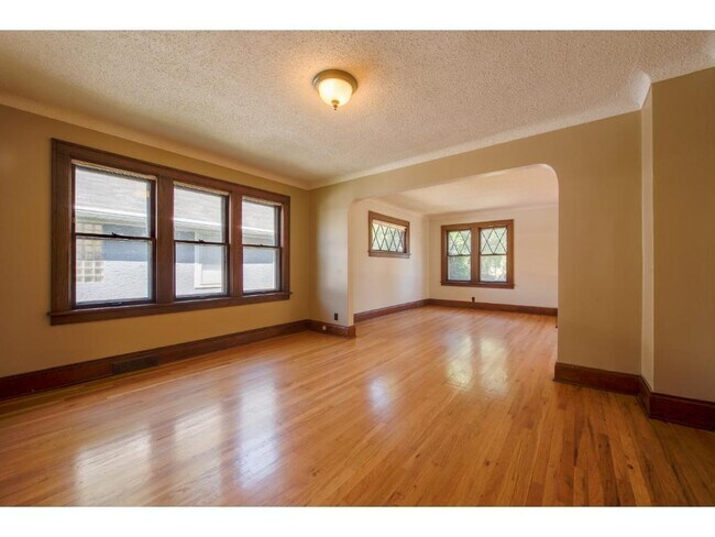 Building Photo - 1674 St Clair Ave