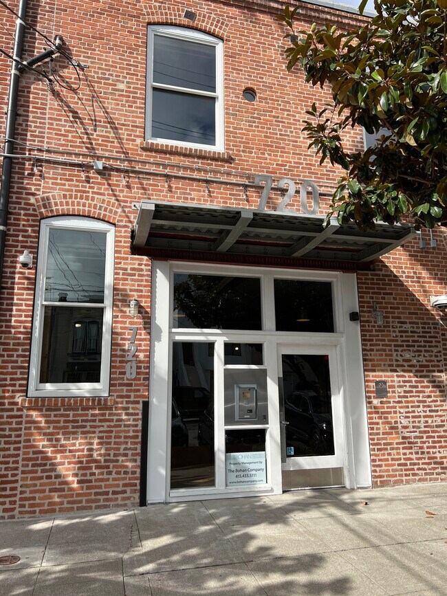 Building Photo - 720 York St