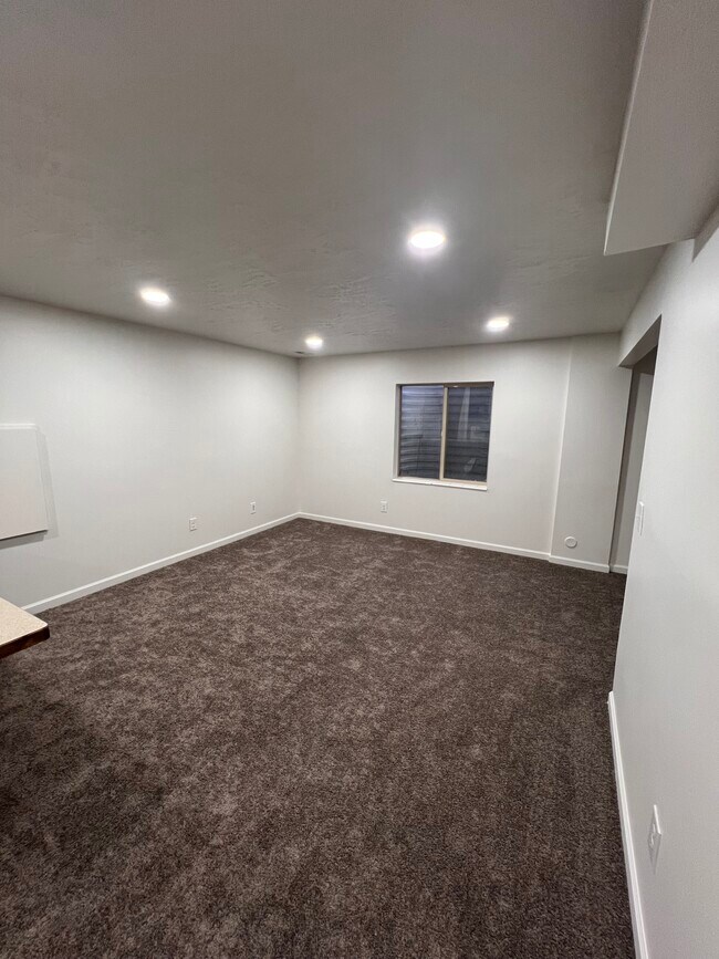 Building Photo - 3004 S Perennial Ct
