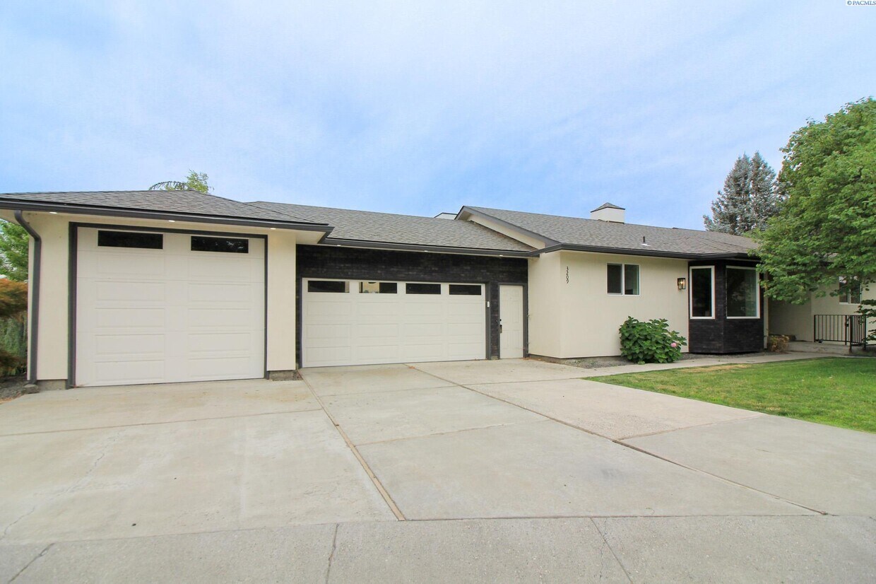 Foto principal - 5 Bed/3 Bath House in Kennewick Canyon Lakes