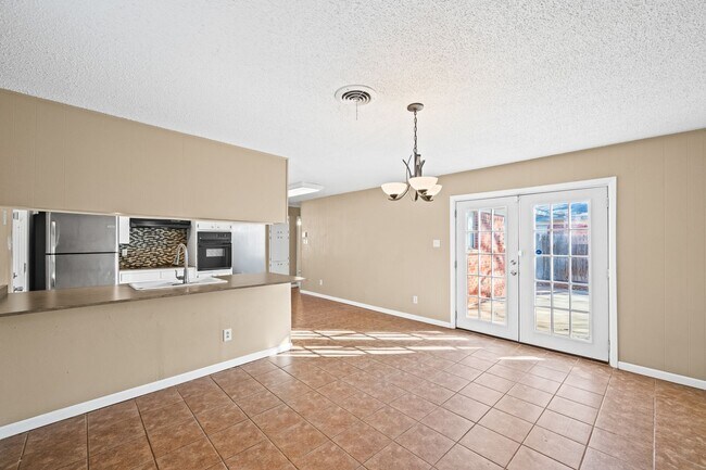 Foto del edificio - 3 Bedroom, 2 Bath, & 1 Car Garage in Quiet...