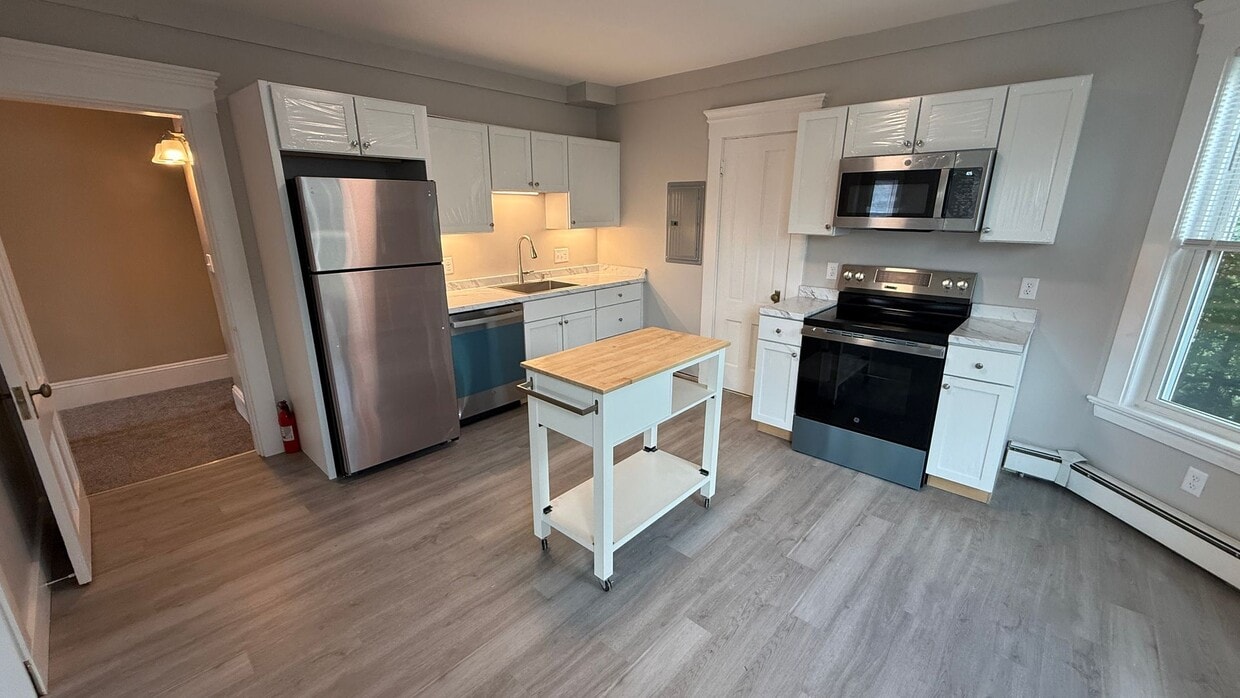 Primary Photo - Charming 2-Bedroom w/ Office Apartment in ...